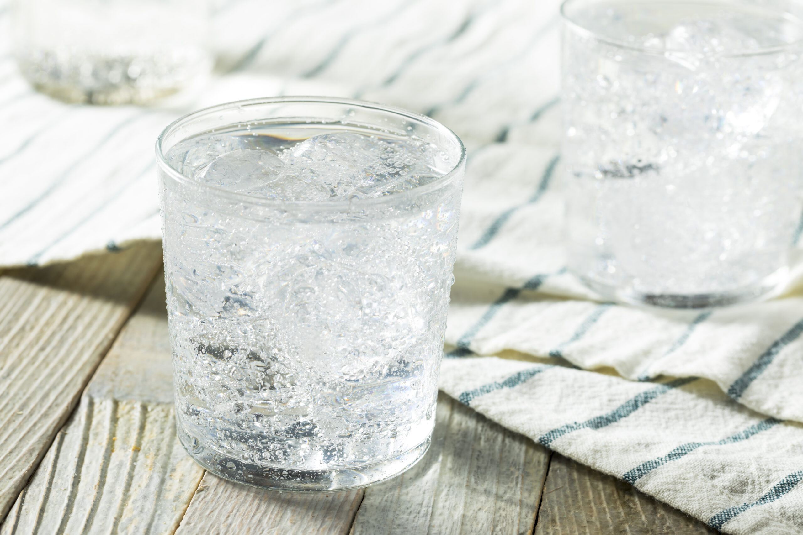Холодная минеральная вода. Замораживание воды. Талая вода. Стакан воды. Замороженная вода в стакане.
